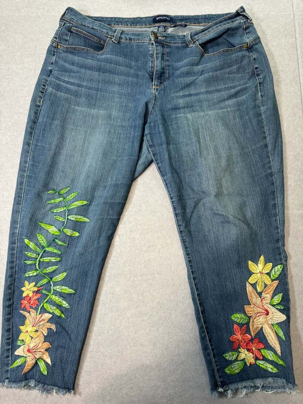 Bandolino Lisbeth Crop Embroidered Floral Jeans Size 18W